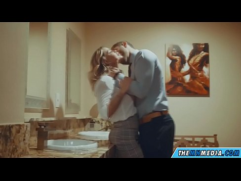 ❤️ Όταν μια πλούσια ξανθιά σε αποπλανεί σε μια δημόσια τουαλέτα ☑ Ποιότητα πορνό ❌️❤